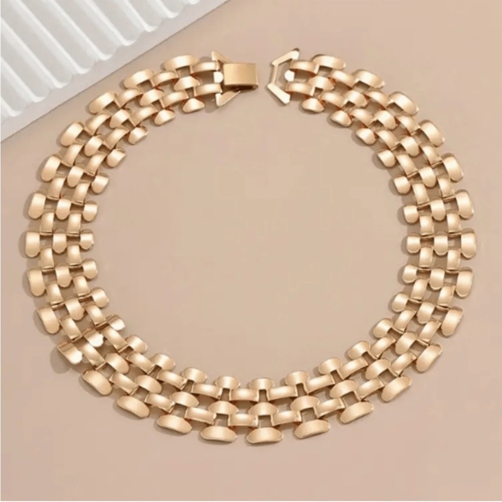 🆕 Elegant Gold Tone Statement Necklace - Picture 3 of 3